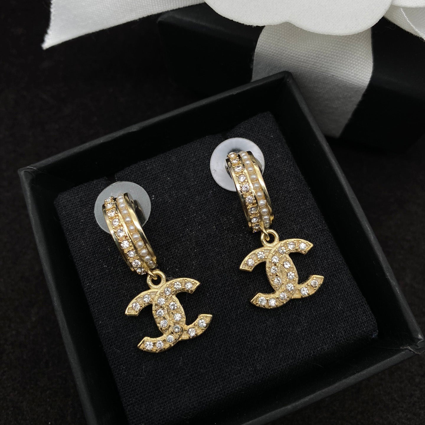 Boucles d'oreilles clous en forme de lettre avec perles et diamants en cristal