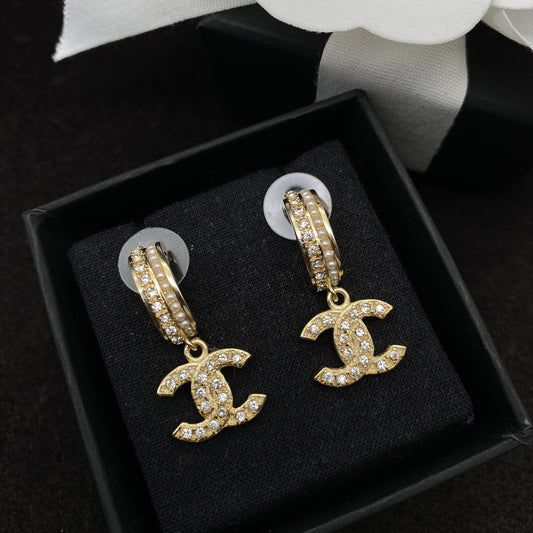 Boucles d'oreilles clous en forme de lettre avec perles et diamants en cristal