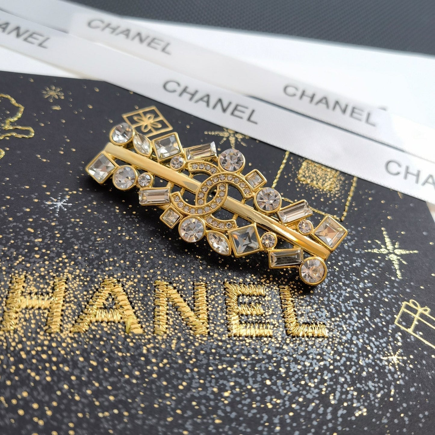 Broche dorado de estrás
