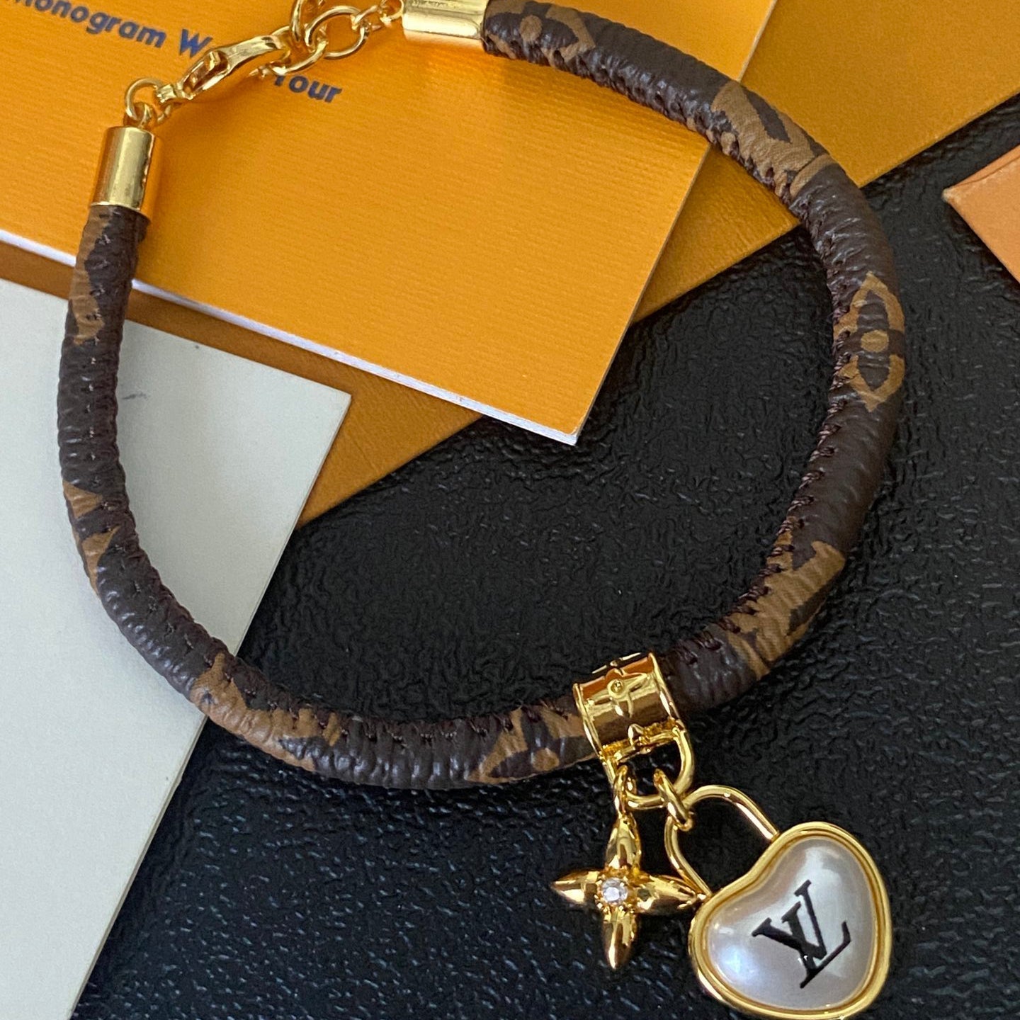 Bracelet en cuir pendentif cœur