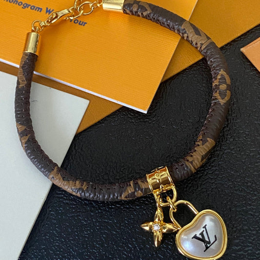 Pulsera de cuero con colgante de amor