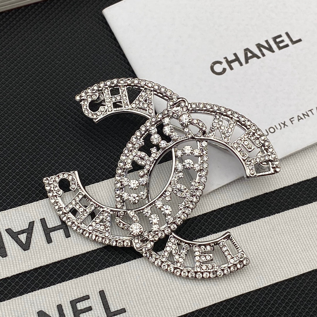 Broche calado brillante