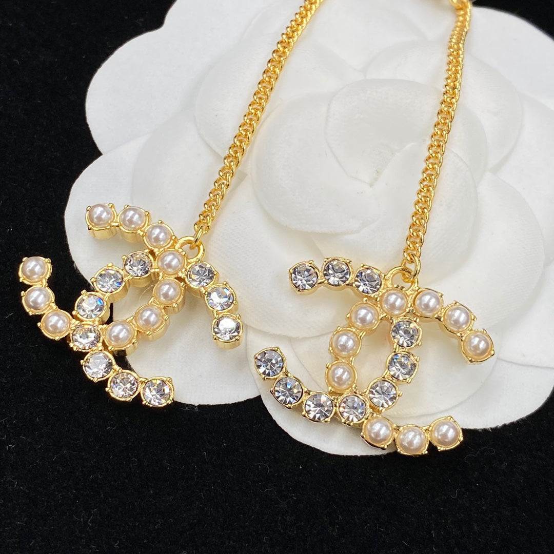 Boucles d'oreilles pendantes en chaîne avec perles et diamants