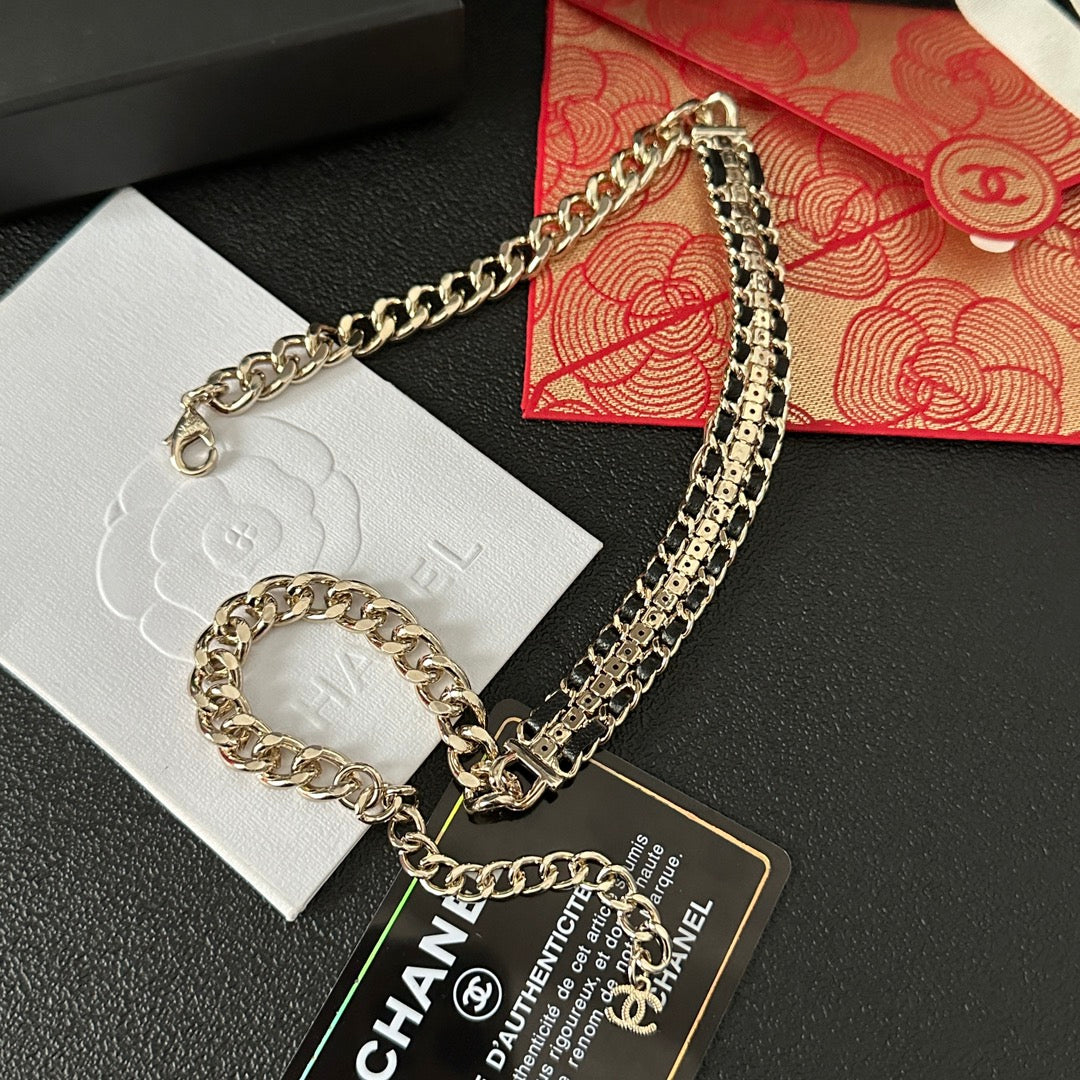 Collier ras du cou brillant avec diamants et pierres épaisses