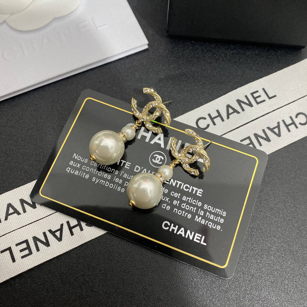 Boucles d'oreilles pendantes perlées avec lettre logo Temperament