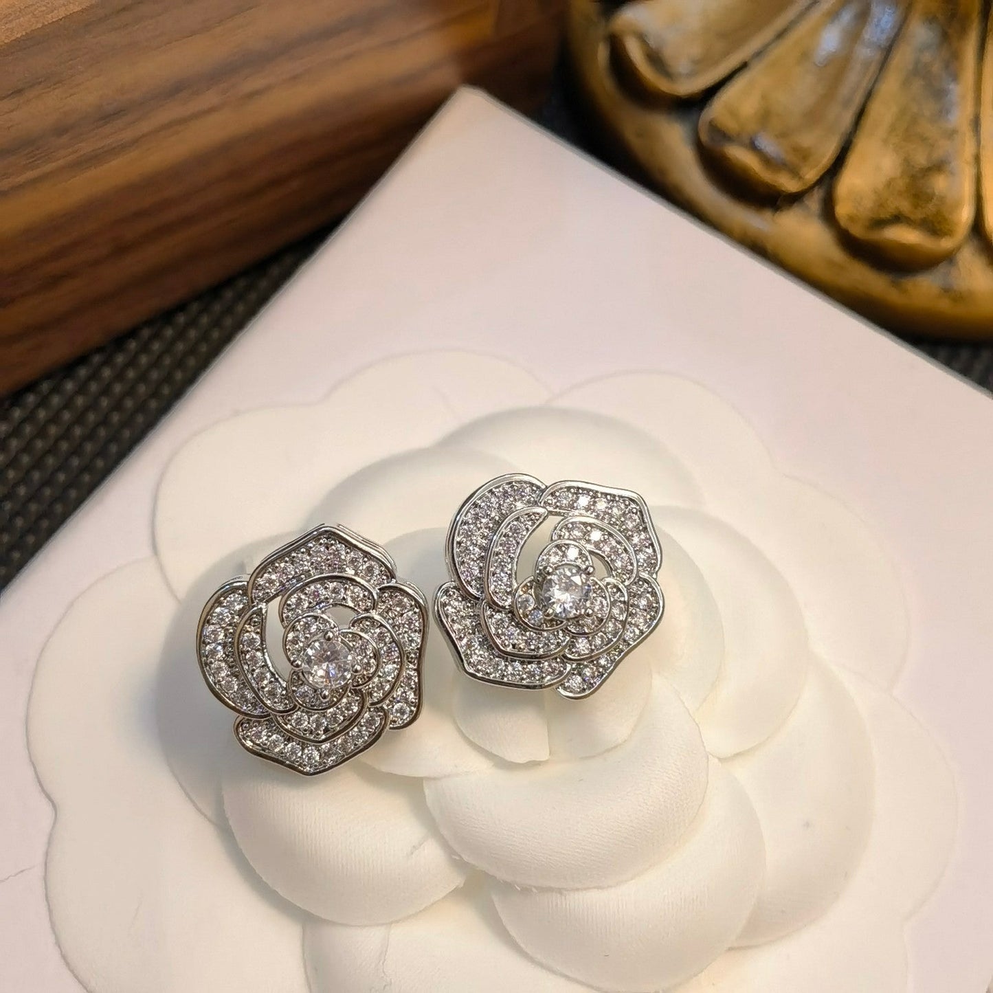 Elegantes Pendientes de Flores con Diamantes