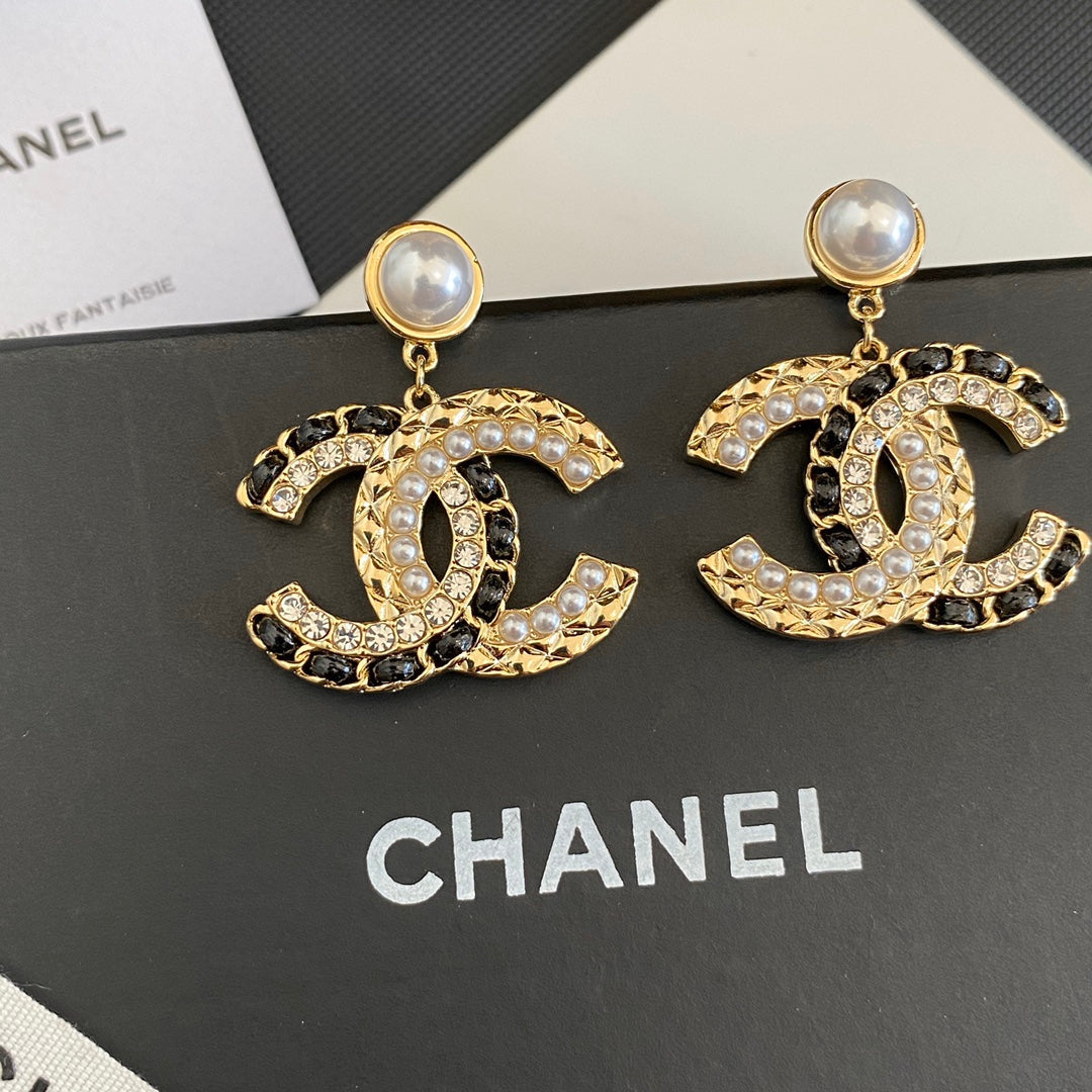 Pendientes de moda de perlas con costuras de cuero y diamantes