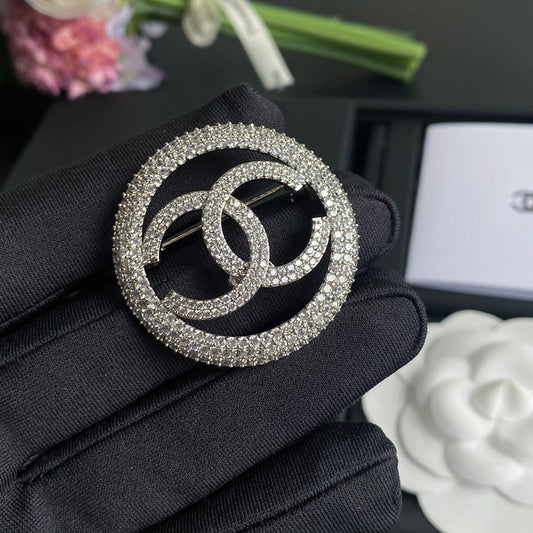 Broche cercle en diamants étincelants