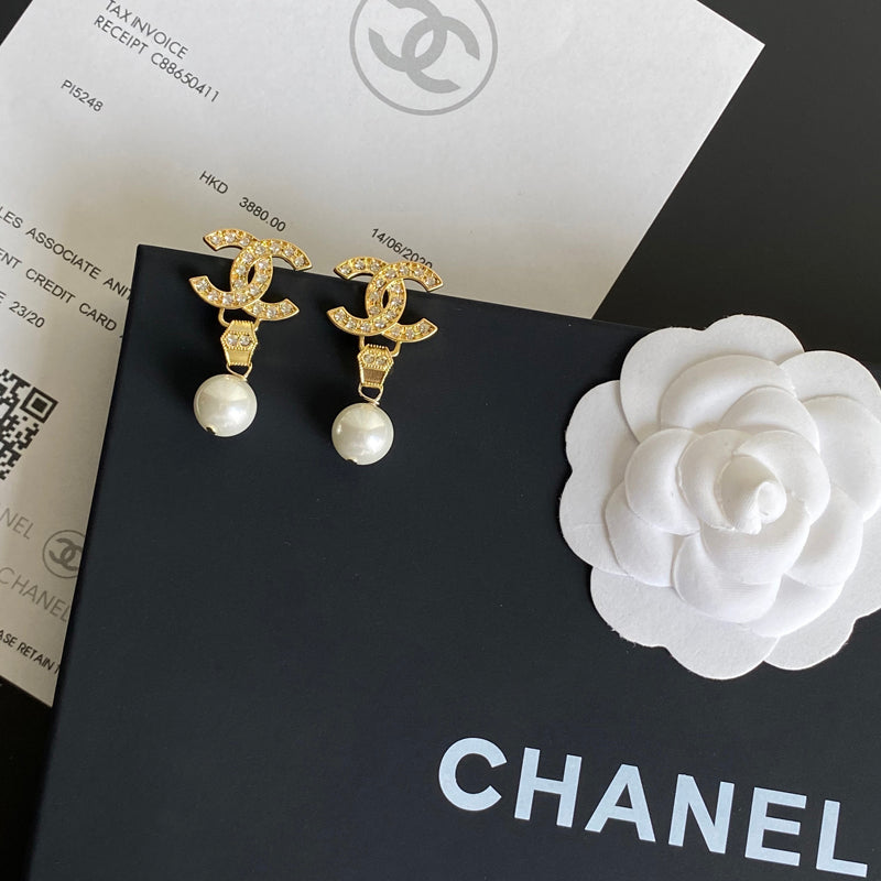 Boucles d'oreilles pendantes diamant et perle