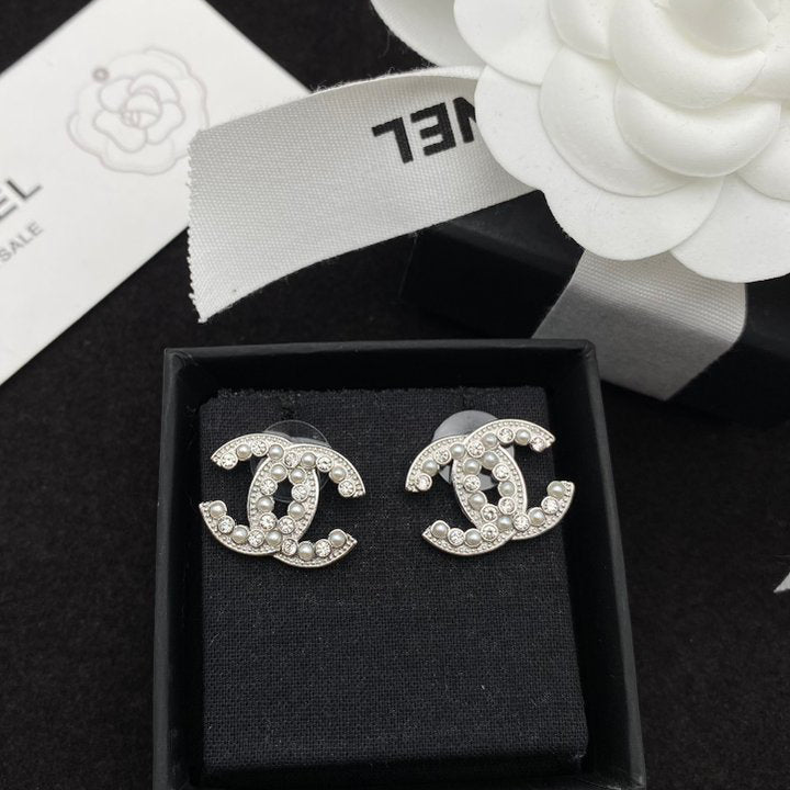Boucles d'oreilles clous Double C diamant et perles