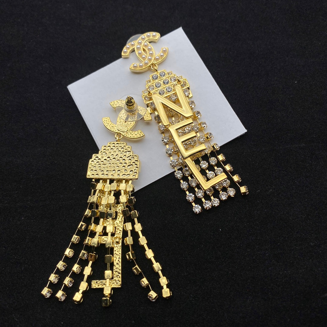 Boucles d'oreilles pendantes scintillantes avec pompon et diamants