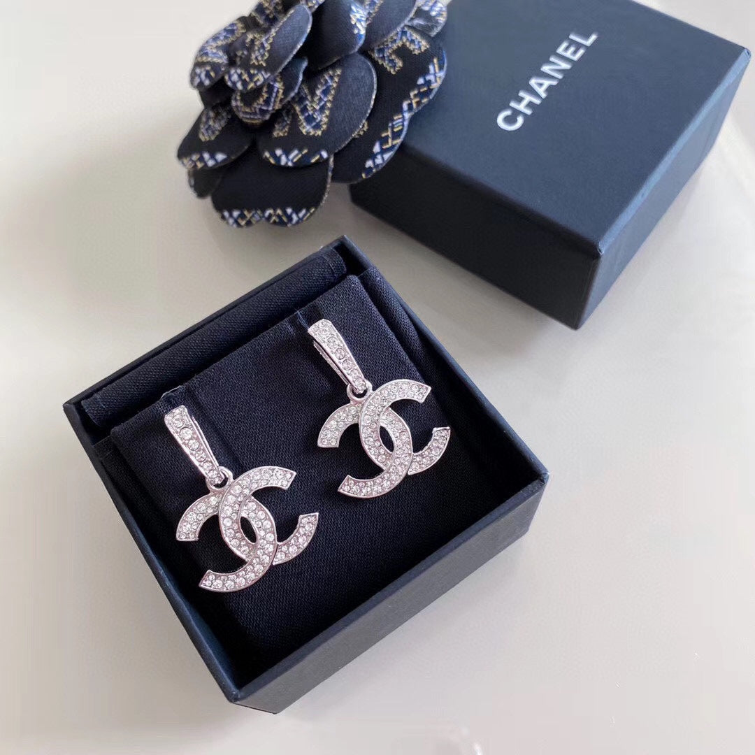 Pendientes colgantes con distintivo de diamante completo