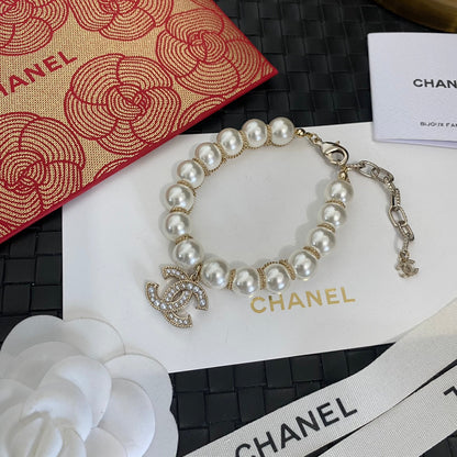 Elegante pulsera de perlas