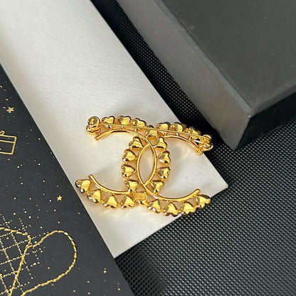 Broche con logo de corazón electrochapado