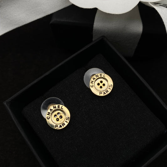 Boucles d'oreilles clous bouton gravées logo créatif