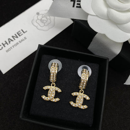 Boucles d'oreilles clous en forme de lettre avec perles et diamants en cristal