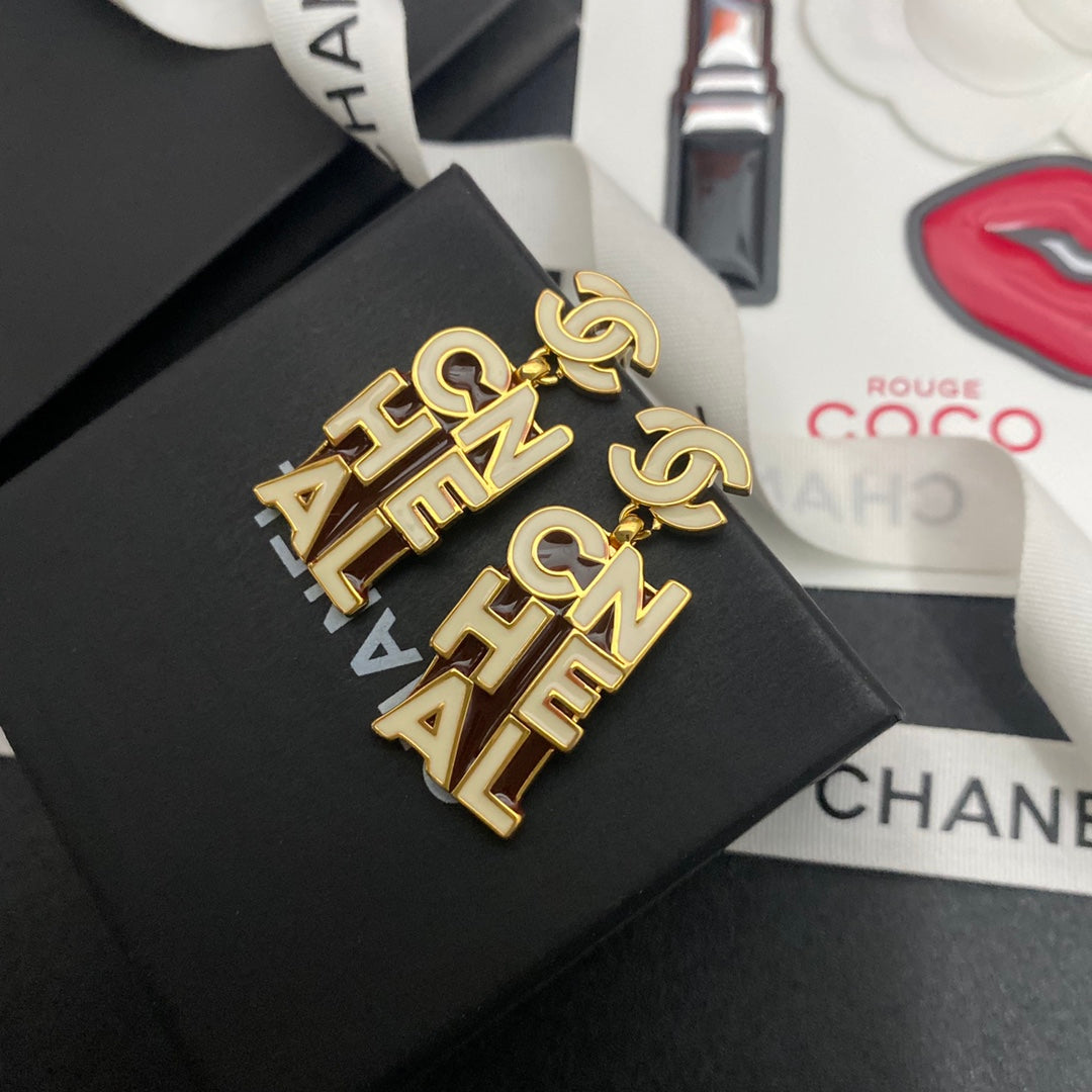 Boucles d'oreilles lettre logo en résine époxy