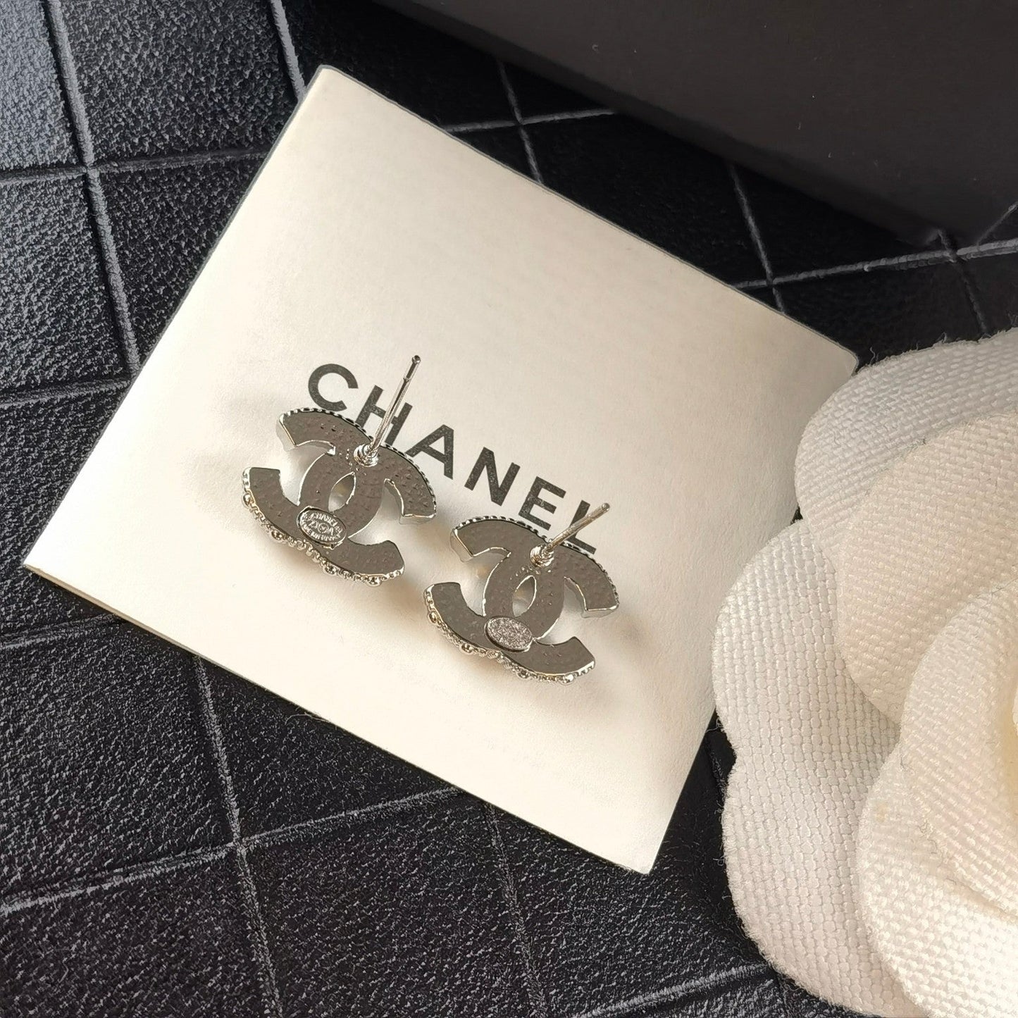 Pendientes clásicos y elegantes con pedrería