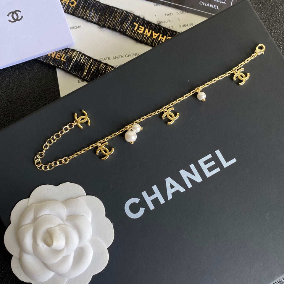Pulsera de Perlas con Dije de Logo Dorado
