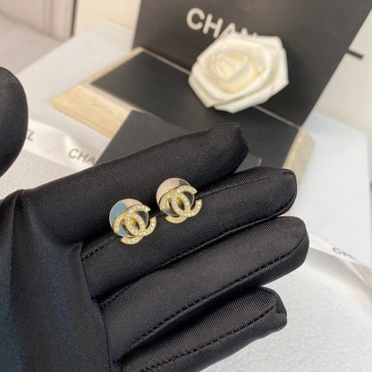 Pendientes clásicos de diamantes