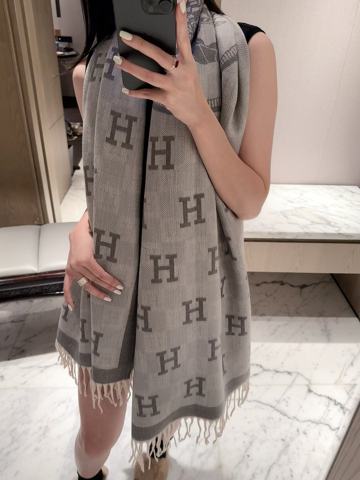 2026 New Checkered Cashmere Scarf – Elegant Autumn/Winter Essential