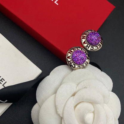 Pendientes de bola morada con letras huecas