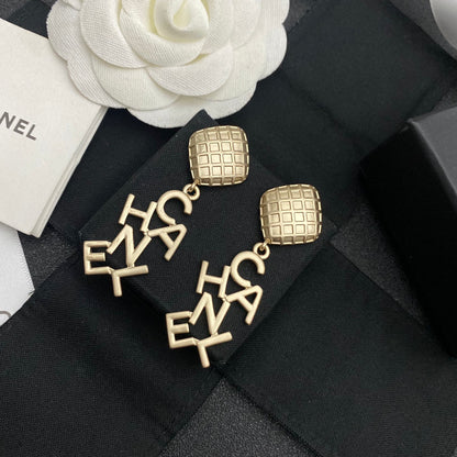 Pendientes Largos Irregulares con Letras Vintage