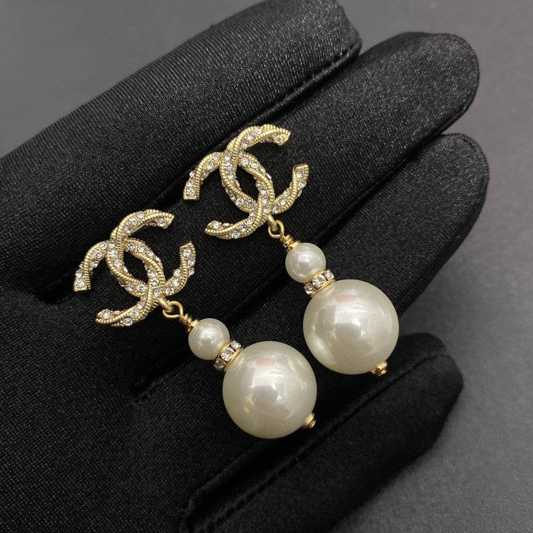 Boucles d'oreilles pendantes perlées avec lettre logo Temperament