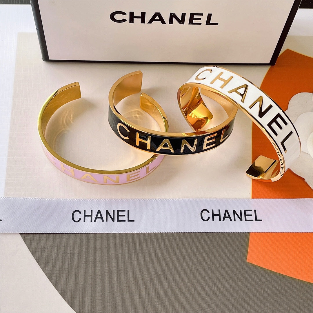 Pulsera abierta de resina epoxi con diseño de moda