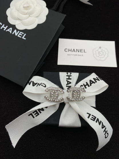Boucles d'oreilles clous Double C diamant et perles