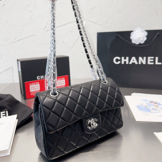 Bolso clásico pequeño con solapa en tono plateado