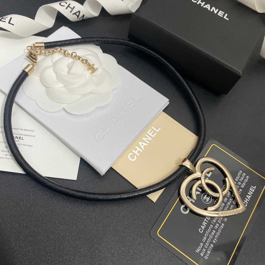 Collar de cuero con corazón calado