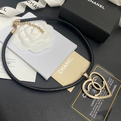 Collar de cuero con corazón calado