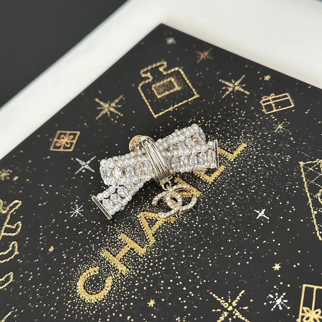Broche de lazo con diamantes