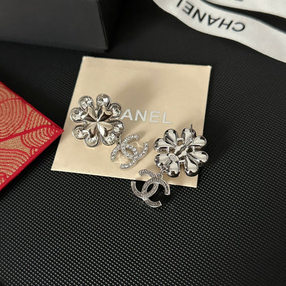 Pendientes de flor con diamantes de imitación