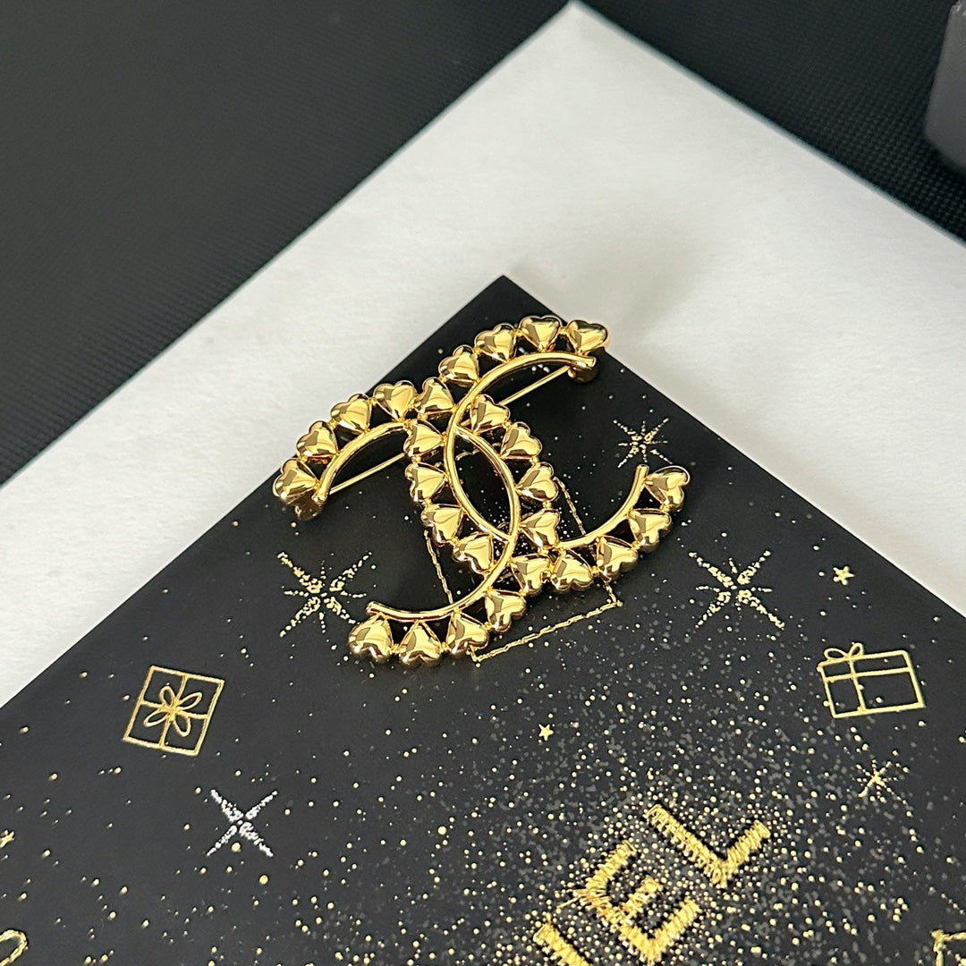 Broche con logo de corazón electrochapado