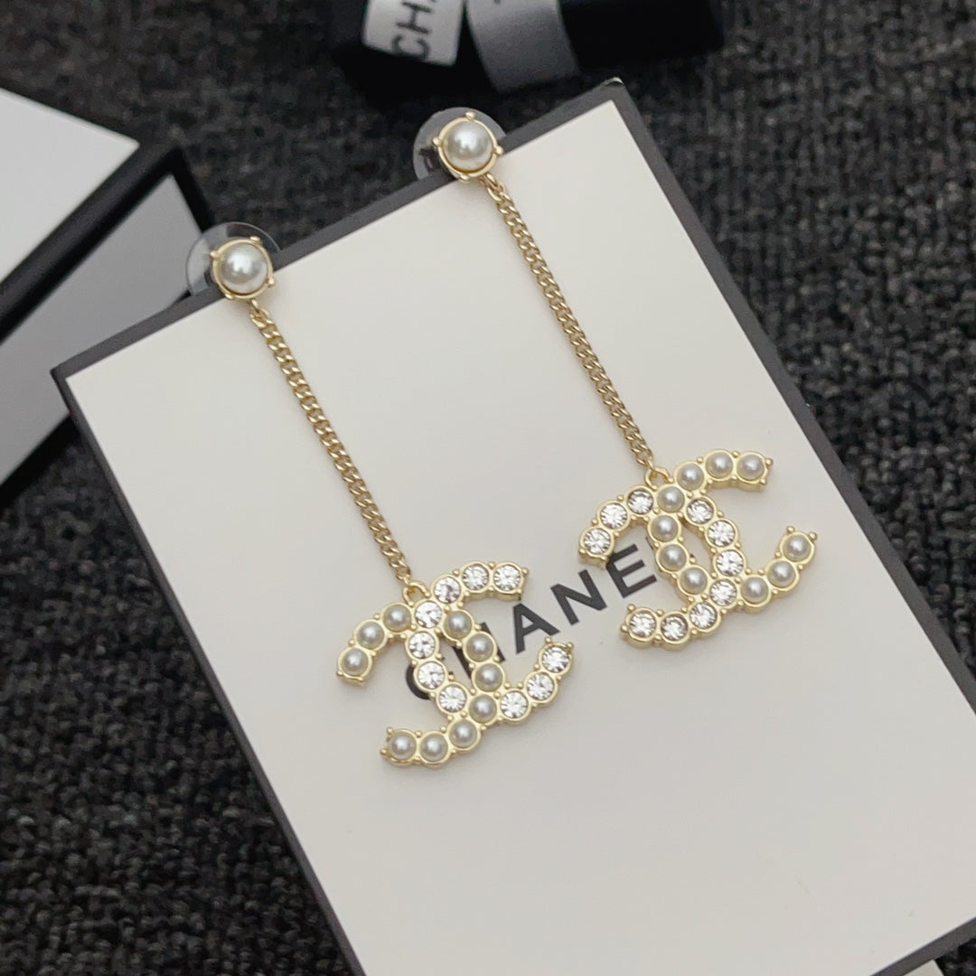 Boucles d'oreilles pendantes diamants et perles