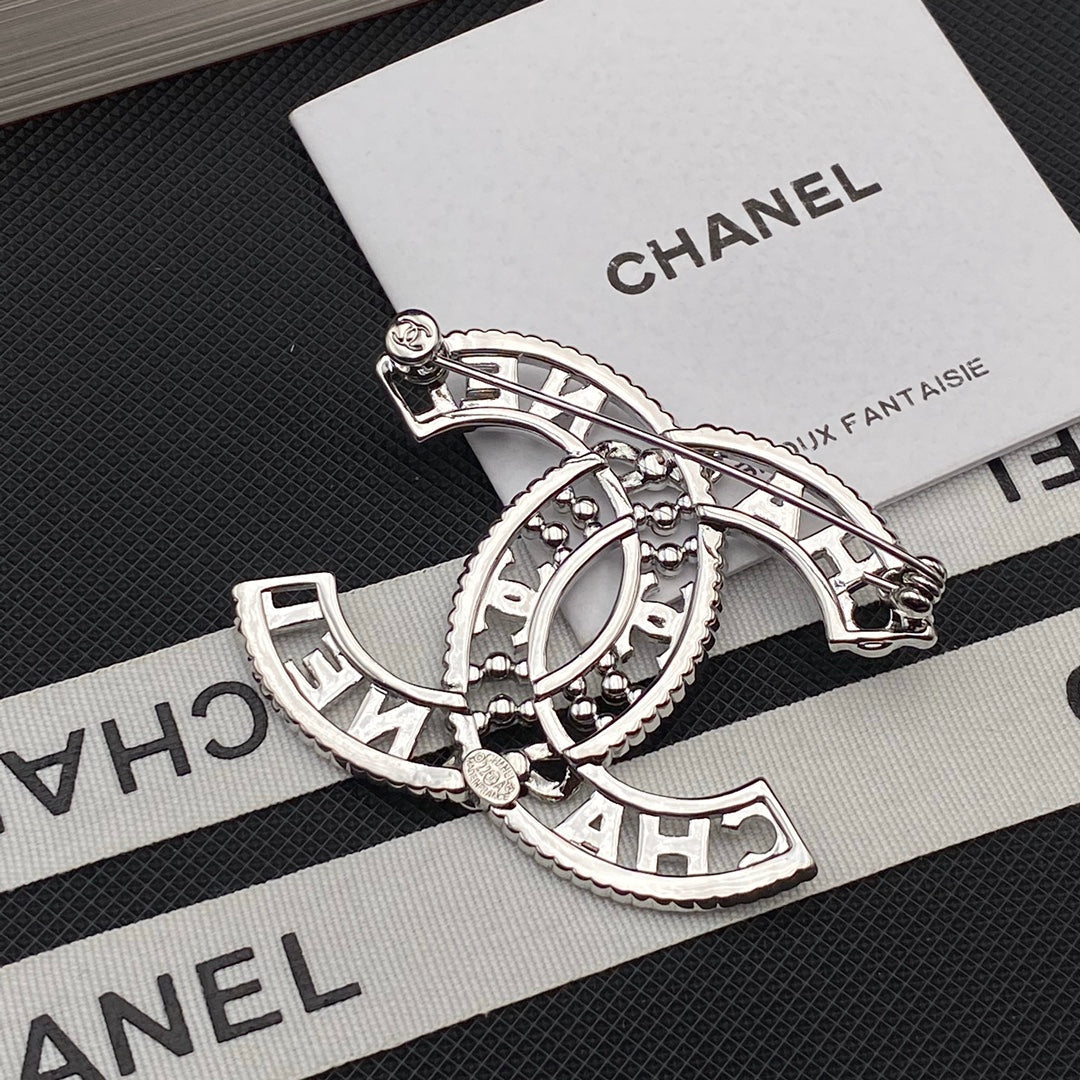 Broche calado brillante
