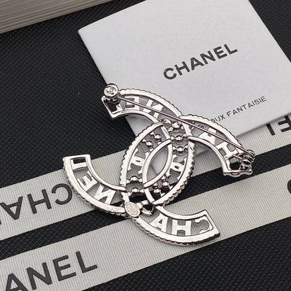 Broche calado brillante