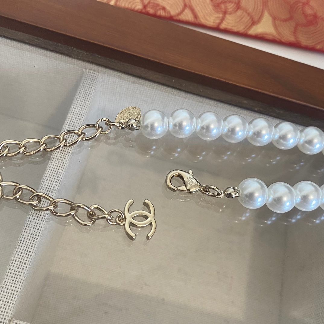 Collier élégant avec pendentif perle et lettre