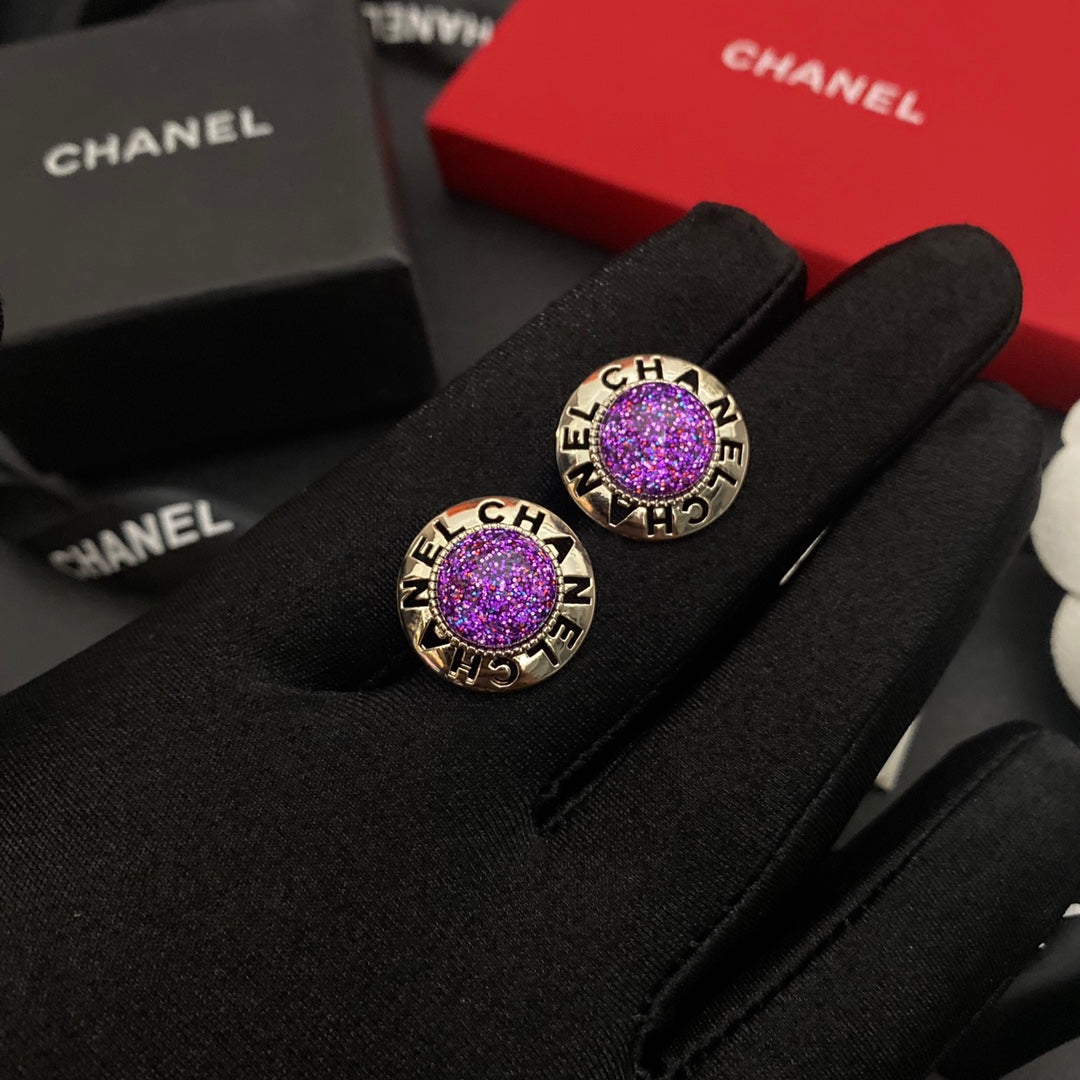 Pendientes de bola morada con letras huecas