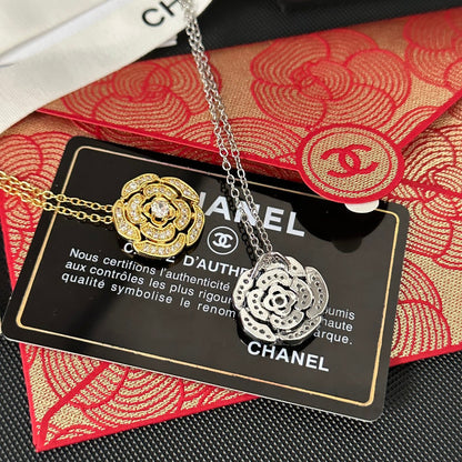 Collar con Colgante de Flor de Diamantes