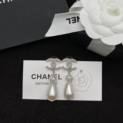 Boucles d'oreilles élégantes en perles et diamants