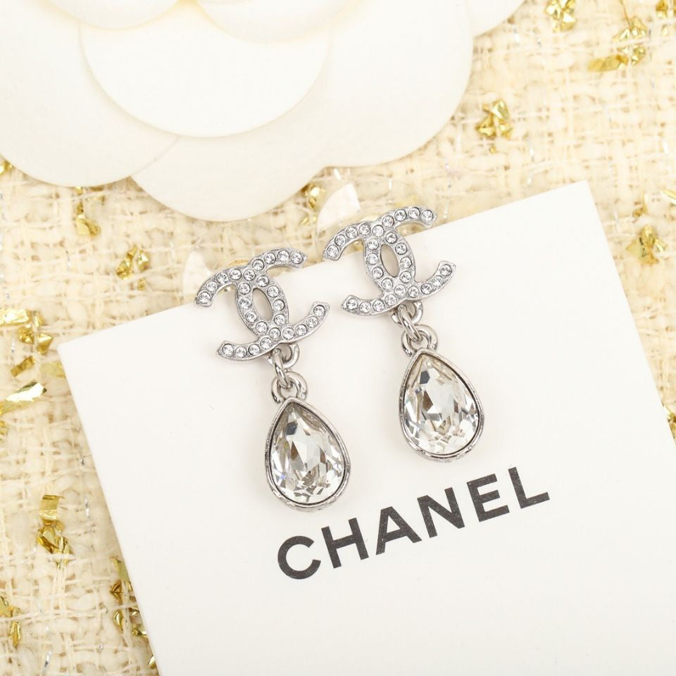 Elegantes aretes de cristal en forma de lágrima