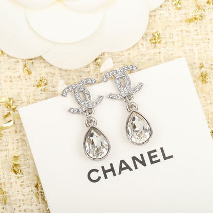 Elegantes aretes de cristal en forma de lágrima