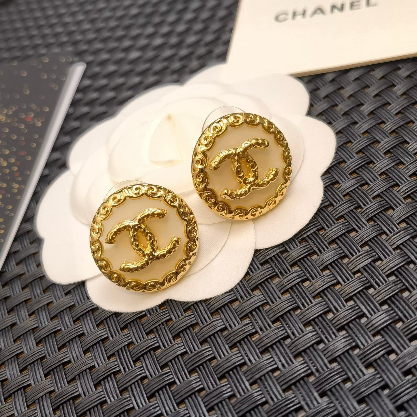 Pendientes de botón redondos bañados en oro vintage
