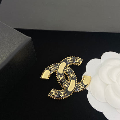 Broche de latón con logo vintage