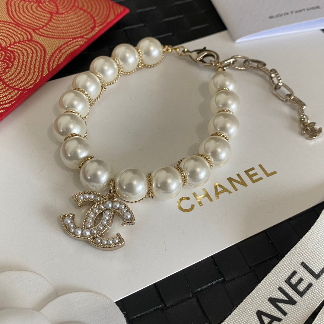 Elegante pulsera de perlas