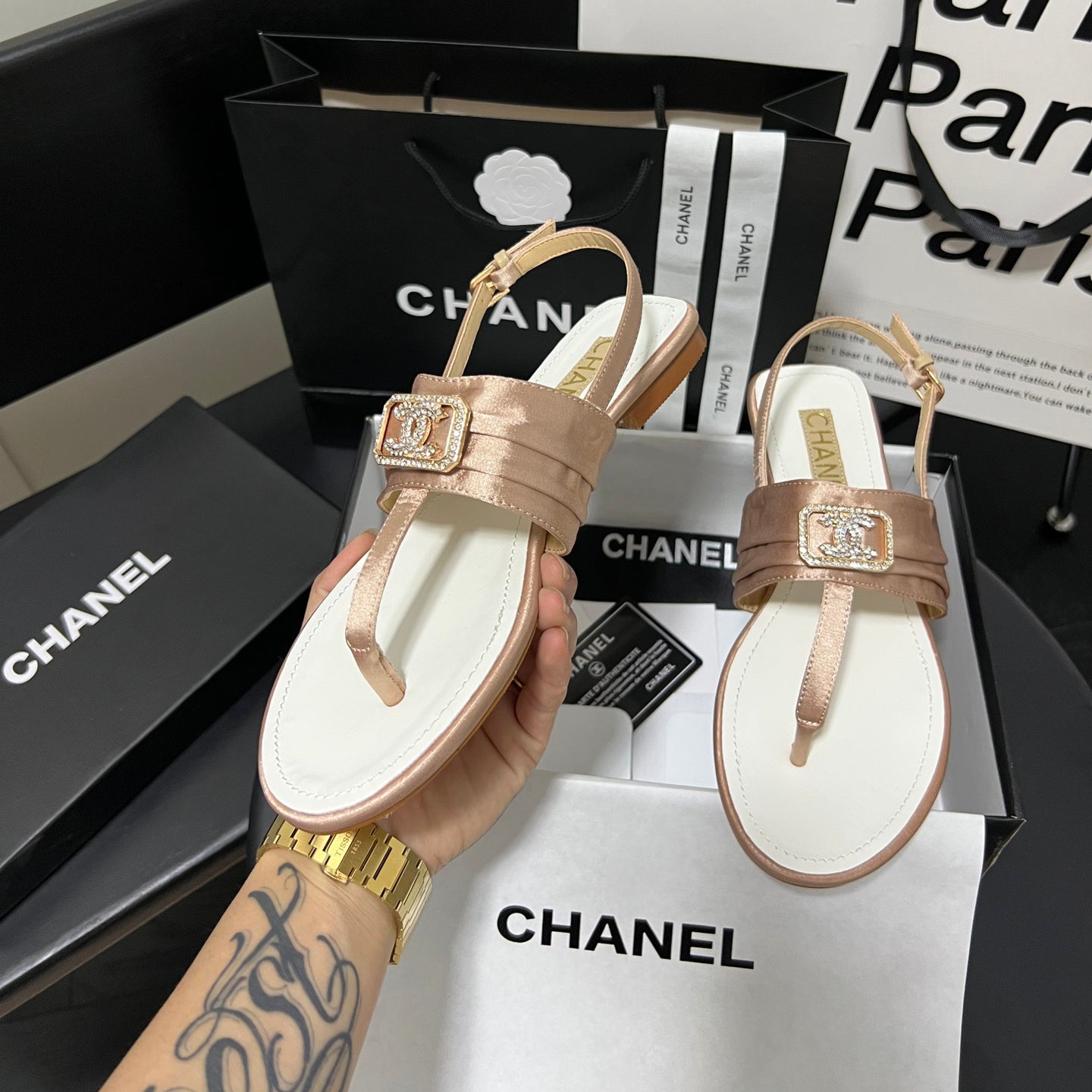 Chanclas con hebilla de diamantes de moda