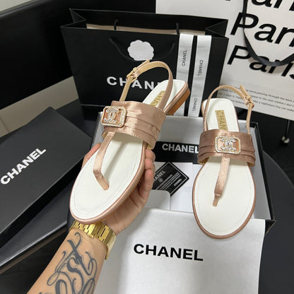 Chanclas con hebilla de diamantes de moda